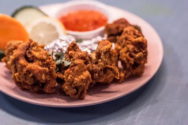 Crispy fried chicken pieces with sweet chilli dipping sauce